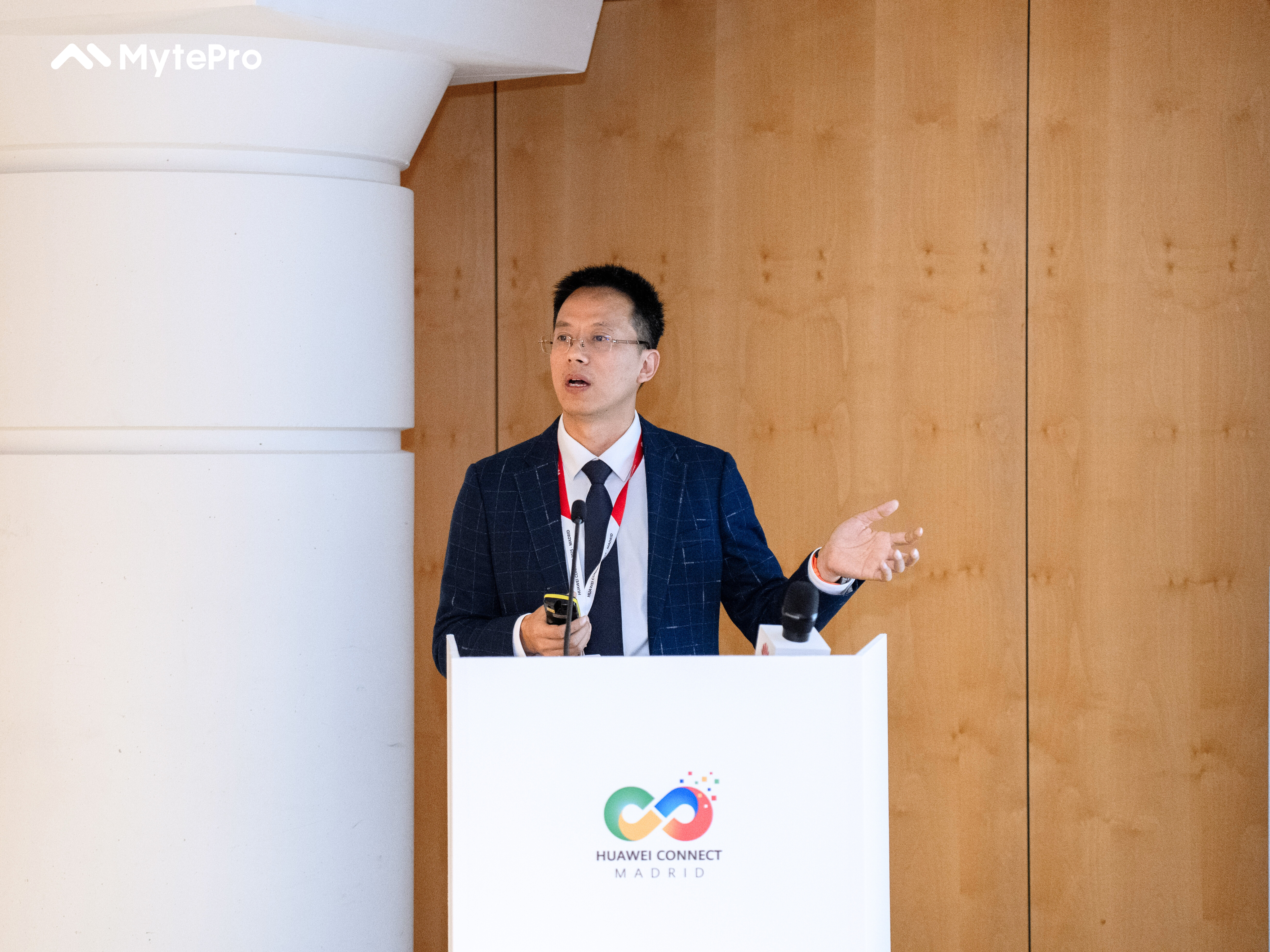 Jerry Tong, Co-Founder and VP of MytePro, giving a speech on "Leveraging AIoT and Digital Twin: Empowering Property and Construction Industries.”